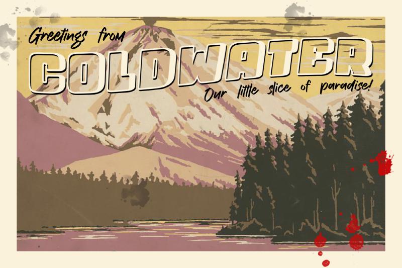 Eine Postkarte mit einer Illustration einer Landschaft. Ein See im Fordergrund grenzt an einen Nadelwald an. Im Hintergrund ragen Berge in den Himmel. Rechts unten sind einige Blutspritzer. Auf der Karte steht &ldquo;Greetings from Coldwater our little slice of paradies!