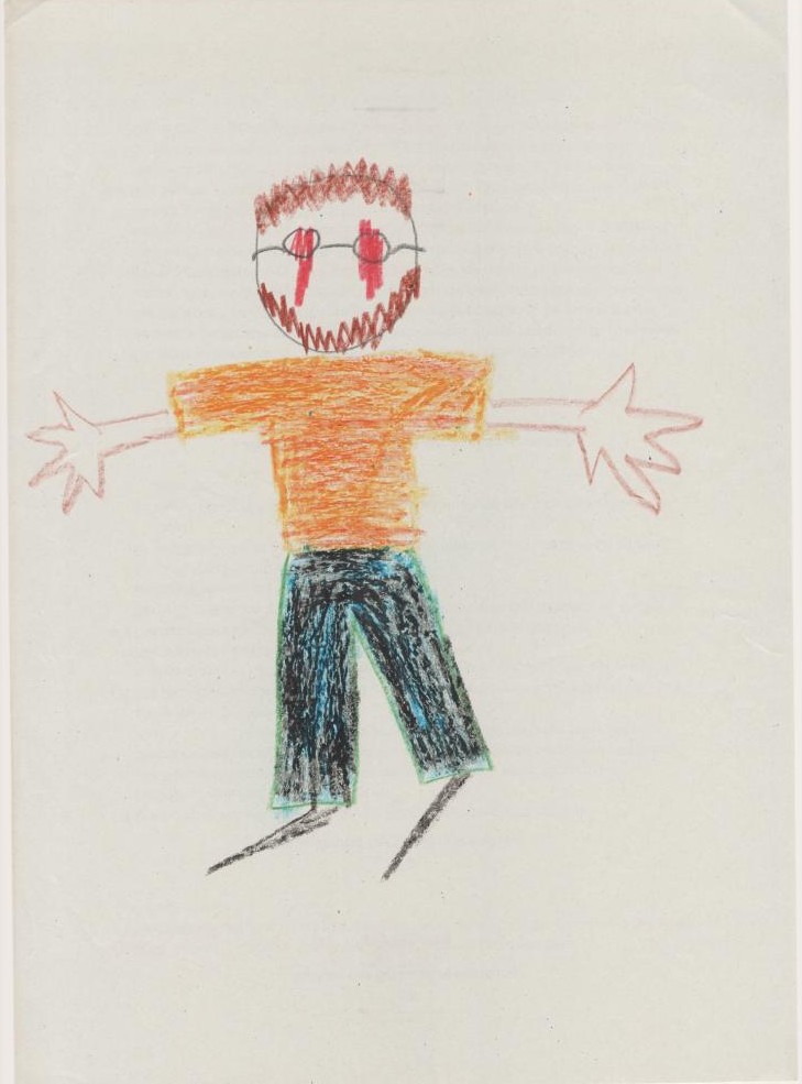 Eine männlich aussehende Person, gezeichnet mit Wachsmalstiften auf vergilbtem Papier, steht mit ausgebreiteten Armen. Die Hose ist schwarz-grün, ein orangenes Hemd, ein brauner Bart und Haare, sowie eine Brille, unter der sich keine Augen, sondern rote, krakelige Striche befinden.