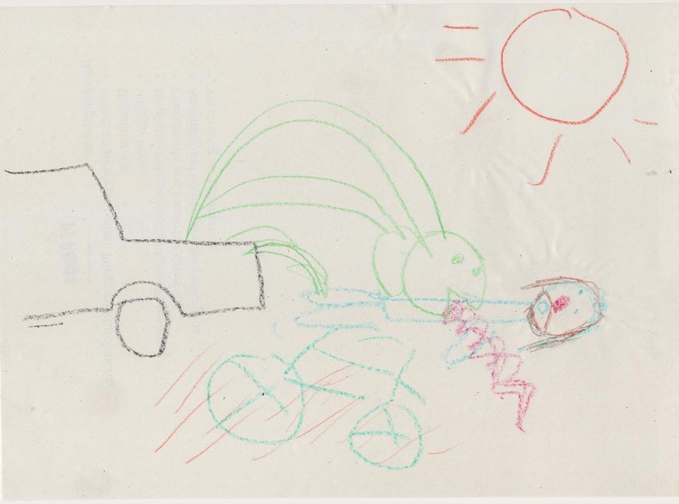 Die Wachsmalstiftzeichnung eines vermeintlichen Autounfalls, bei dem eine radfahrende Person angefahren wurde. Doch aus der Motorhaube stürzen sich schlangenhaft gestaltete Wesen auf die radfahrende Person am Boden.